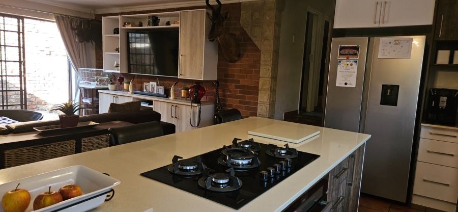 5 Bedroom Property for Sale in Langenhovenpark Free State